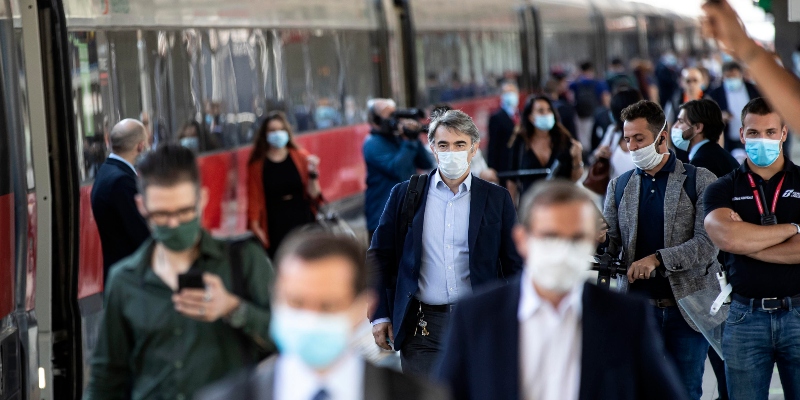 Viaggiatori con la mascherina protettiva, in arrivo e in partenza, alla stazione ferroviaria Termini di Roma, nel primo giorno delle riaperture interregionali. 3 giugno 2020 (ANSA/MASSIMO PERCOSSI)