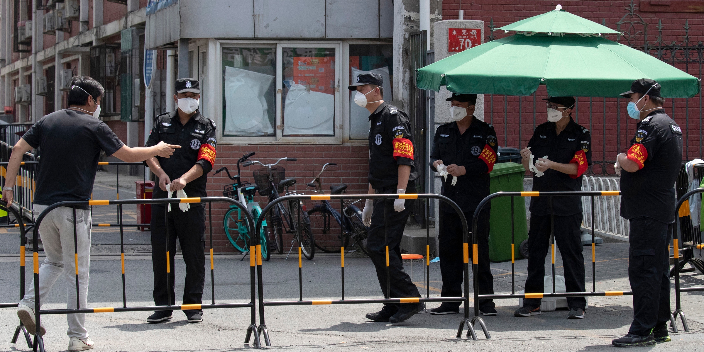Agenti di polizia presidiano un quartiere isolato dopo i nuovi casi di contagio, a Pechino, il 16 giugno 2020 (AP Photo/Ng Han Guan)