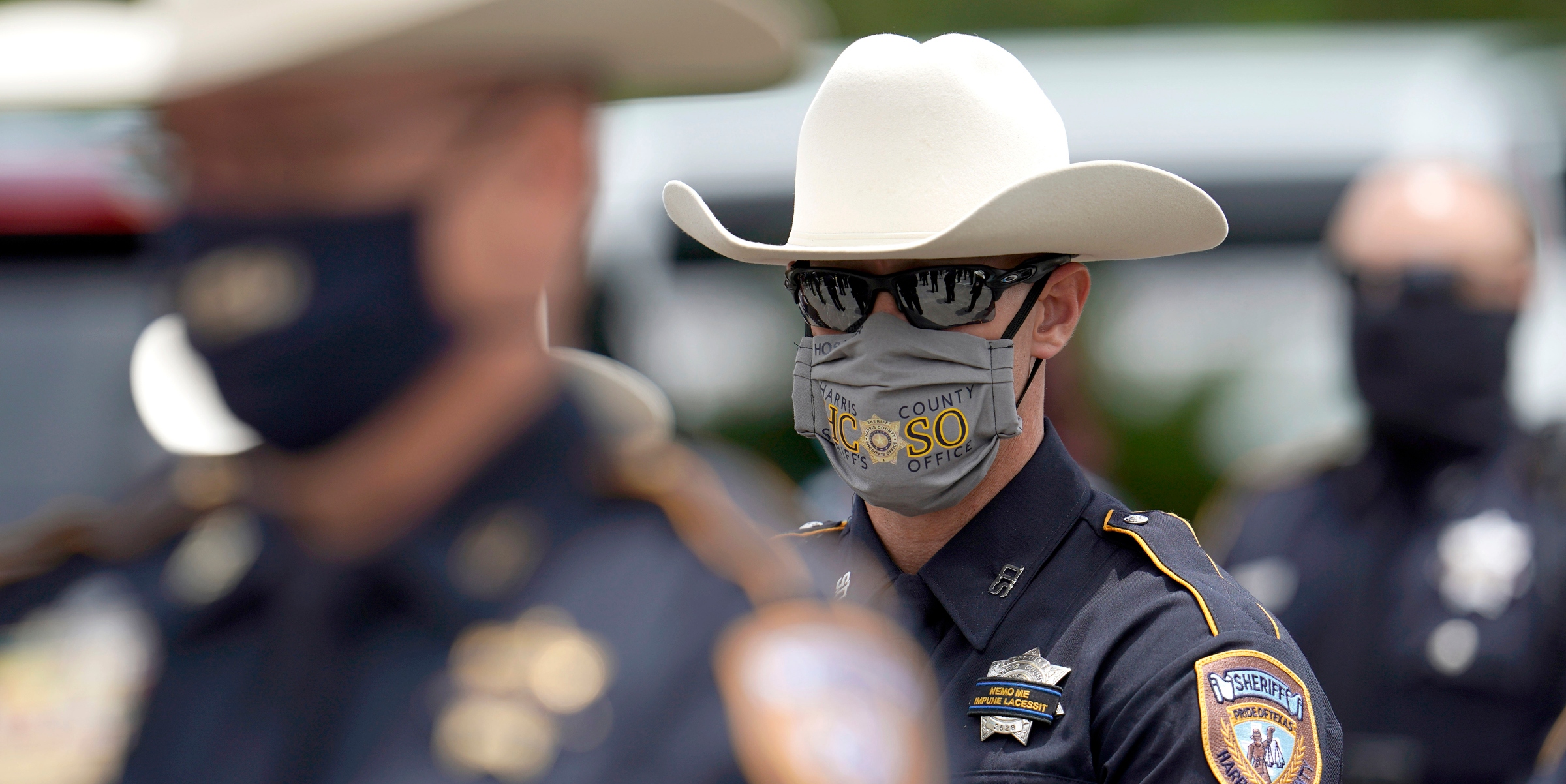 Agenti di polizia durante il funerale del sergente Scholwinski, morto dopo aver contratto il coronavirus a Humble, in Texas, il 14 maggio 2020 (Foto AP/David J. Phillip)
