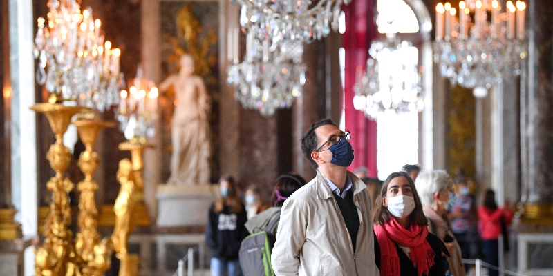 Visitatori con la mascherina al palazzo di Versailles, 6 giugno 2020 (Foto di Pascal Le Segretain/Getty Images)