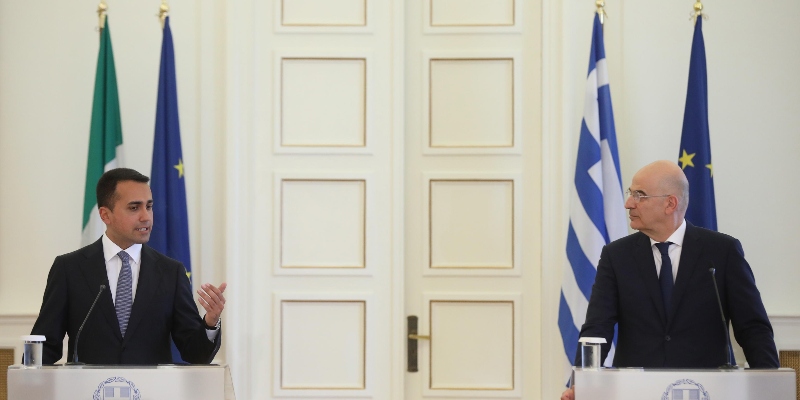 Il Ministro degli Esteri italiano Luigi Di Maio a sinistra) e quello greco Nikos Dendias ad Atene durante la conferenza stampa in cui è stato annunciato che la Grecia toglierà da lunedì 15 giugno in maniera graduale fino alla fine del mese tutte le limitazioni nei confronti dell'Italia, il 9 giugno 2020 (ANSA-EPA/COSTAS BALTAS/POOL) 