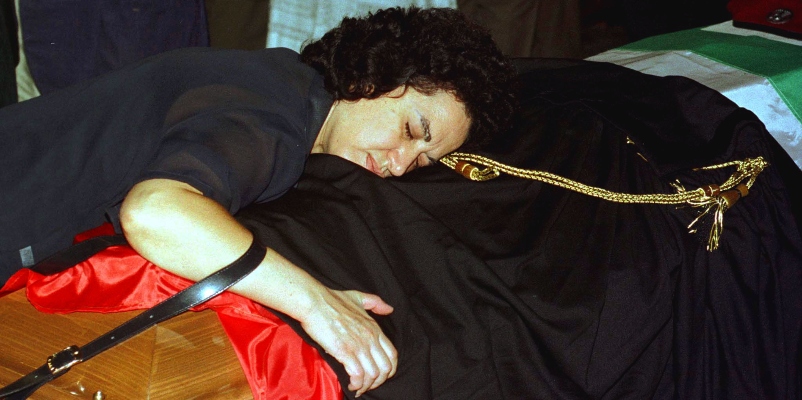 La madre di Emanuele Scieri abbraccia la bara durante i funerali nella Cattedrale di Siracusa, 27 agosto 1999 (RAGONESE/ANSA)