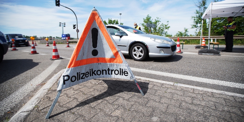 Gli agenti di polizia di frontiera tedeschi fermano un'auto in un checkpoint sulla strada D87 al confine franco-tedesco l'8 maggio 2020 vicino a Rastatt, Germania (Thomas Niedermueller/Getty Images)