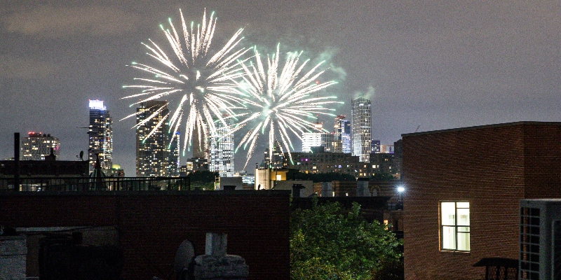 
Fuochi d'artificio a New York in occasione del Juneteenth, la festa che celebra la liberazione dalla schiavitù negli Stati Uniti, il 19 giugno 2020 (AP Photo/John Minchillo, File)