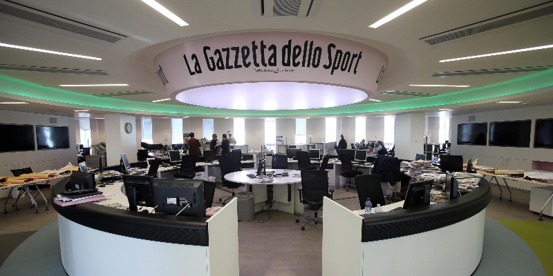 L'interno della redazione della Gazzetta dello Sport in via Rizzoli a Milano, 3 marzo 2016. (ANSA/MATTEO BAZZI)