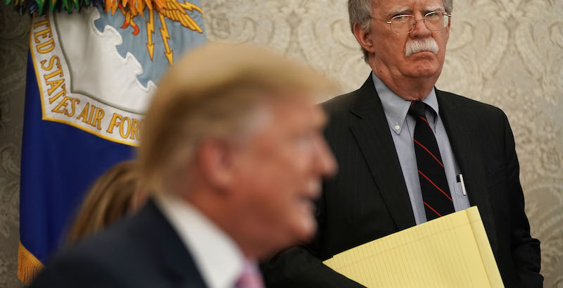 Il presidente degli Stati Uniti Donald Trump e l'ex consigliere alla sicurezza nazionale John Bolton nello Studio Ovale della Casa Bianca, nel 2019. (Alex Wong/Getty Images)