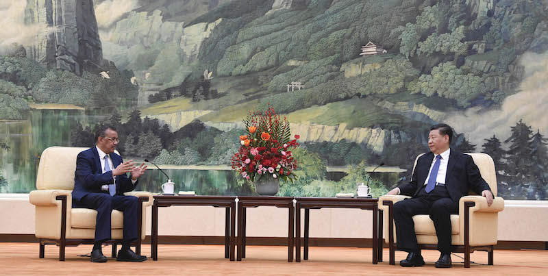 Il direttore generale dell'OMS Tedros Adhanom con il presidente cinese Xi Jinping a Pechino, il 28 gennaio. (KYODO NEWS/Naohiko Hatta/Pool)