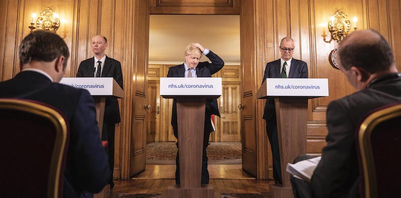 Il primo ministro britannico Boris Johnson con i due consiglieri scientifici Chris Whitty e Patrick Vallance. (Richard Pohle - WPA Pool/Getty Images)