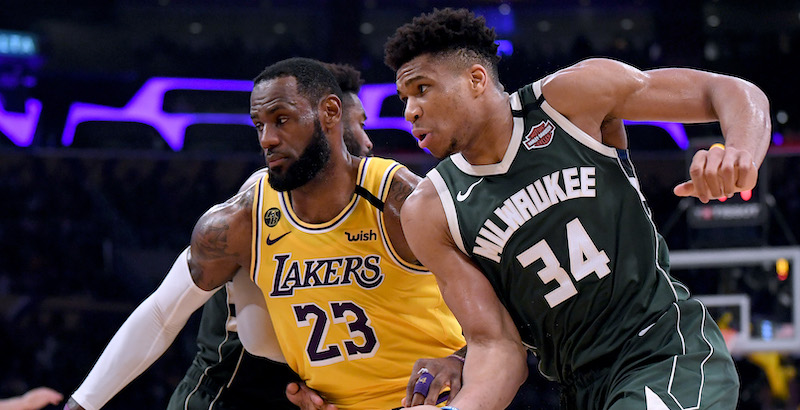 LeBron James dei Los Angeles Lakers e Giannis Antetokounmpo dei Milwaukee Bucks. (Harry How/Getty Images)