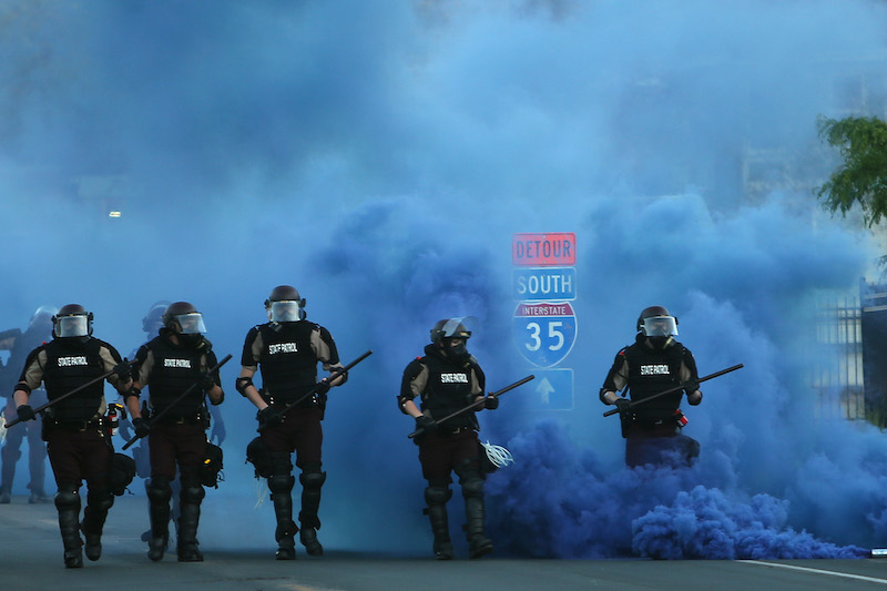 La polizia impegnata nella repressione delle proteste a Minneapolis, il 30 maggio. (Scott Olson/Getty Images)