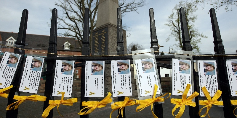 Messaggi di sostegno e nastri gialli appesi a una recinzione nel centro di Rothley, la città natale della famiglia McCann, nel primo anniversario della scomparsa di Madeleine McCann il 3 maggio 2008 vicino a Leicester, in Inghilterra (Christopher Furlong/Getty Images)