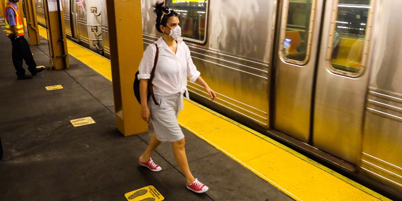 Adesivi sulle piattaforme della metropolitana di New York per avvisare gli utenti su come mantenere la distanza fisica (Vanessa Carvalho/ZUMA Wire-ANSA)