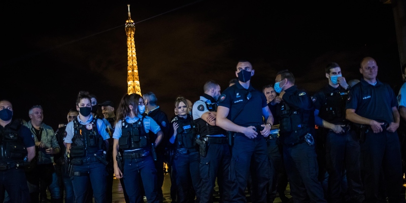 Agenti di polizia francesi si radunano davanti alla Torre Eiffel per protestare contro l'annuncio dell'abolizione del controverso metodo di arresto "chokehold" a Parigi, Francia, 14 giugno 2020 (ANSA/EPA/ CHRISTOPHE PETIT TESSON)