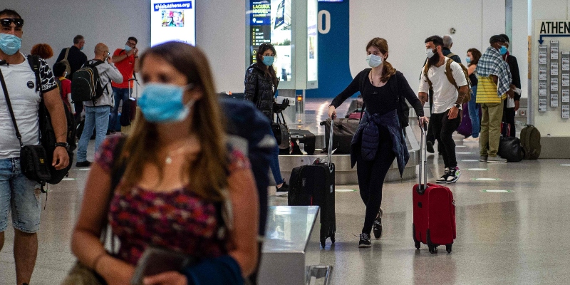 Passeggeri di un volo da Parigi arrivano con maschera protettiva all'aeroporto internazionale Eleftherios Venizelos di Atene il 15 giugno 2020 (ANGELOS TZORTZINIS/AFP/ANSA) 