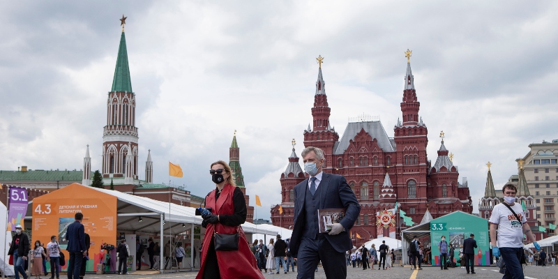 Un uomo e una donna con la mascherina protettiva nella Piazza Rossa di Mosca, il 6 giugno 2020 (AP Photo/Alexander Zemlianichenko Jr) 