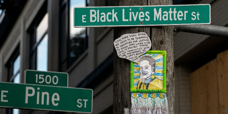 Un cartello con una via intitolata al movimento "Black Lives Matter" fuori dalla stazione di polizia abbandonata l'8 giugno. Seattle, stato di Washington, 20 giugno 2020 (Foto di David Ryder/Getty Images)