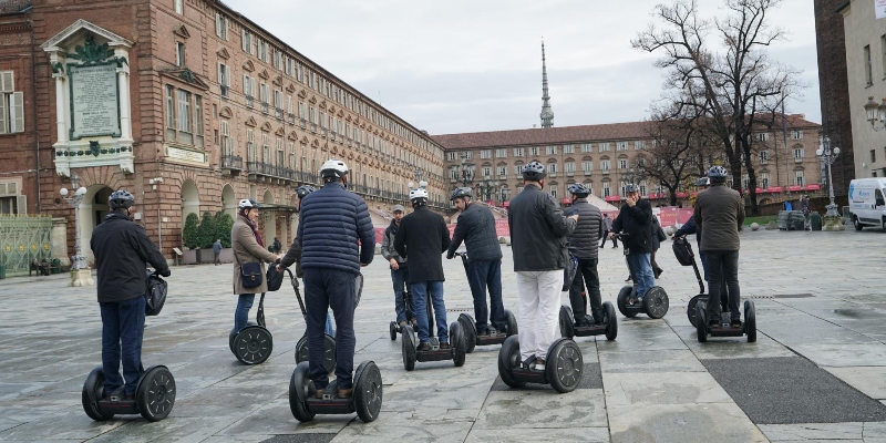 Turisti in segway a piazza Castello, a Torino, il 25 novembre 2019 (ANSA/TINO ROMANO)