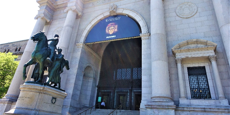 La contestata statua di Theodore Roosevelt davanti al museo americano di storia naturale (Wikipedia)