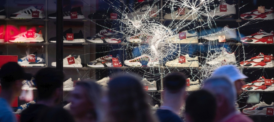 La vetrina danneggiata di un negozio di Stoccarda, in Germania dopo la notte di scontri del 21 giugno 2020 (Marijan Murat /dpa via AP)