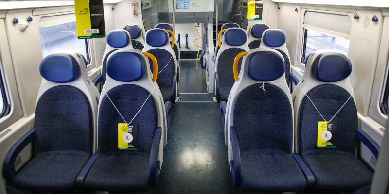 Un vagone di un treno di Trenord con gli spazi contigentati per l'emergenza coronavirus (ANSA/SERGIO PONTORIERI)