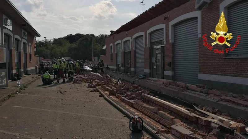 Tre persone sono morte ad Albizzate, in provincia di Varese, dopo il crollo di un cornicione