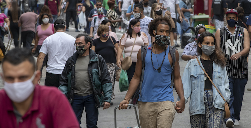 Persone per strada a San Paolo, 10 giugno 2020 (AP Photo/Andre Penner)