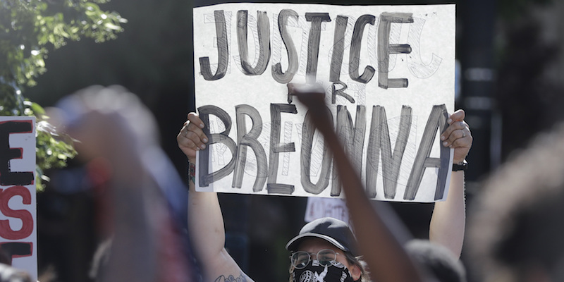Un cartello che dice "Giustizia per Breonna" a una manifestazione di protesta per la morte di George Floyd e di Breonna Taylor a Louisville, in Kentucky, il primo giugno 2020 (La Presse/AP Photo/Darron Cummings)