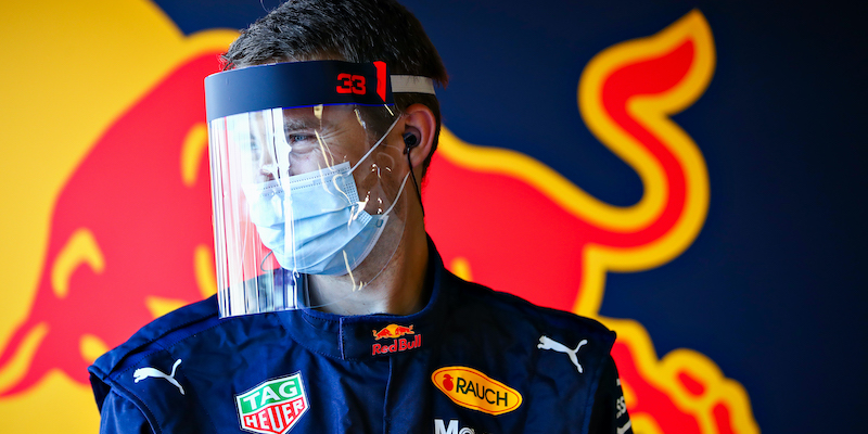 Un meccanico della Red Bull durante i test di Silverstone in vista della ripartenza della Formula 1 (Mark Thompson/Getty Images)