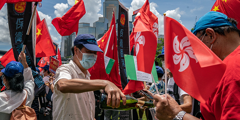 Manifestanti filo-cinesi festeggiano l'approvazione della legge sulla sicurezza, Hong Kong, 30 giugno 2020 (Anthony Kwan/Getty Images)