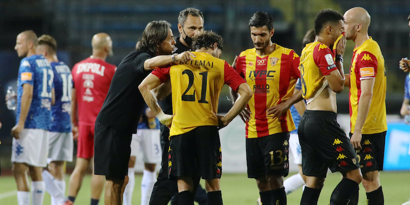 Filippo Inzaghi parla ai giocatori del Benevento durante l'ultima partita contro l'Empoli (Marco Bucco/LaPresse)