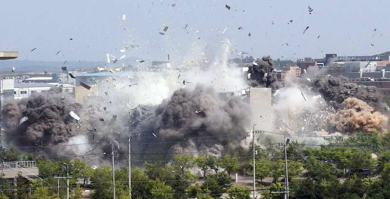 L'esplosione all'ufficio di collegamento inter-coreano a Kaesong (Korean Central News Agency/Korea News Service via AP)