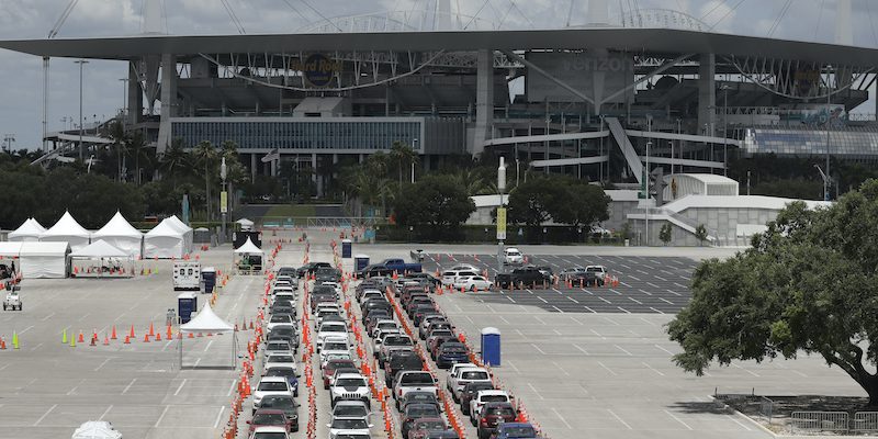 Le auto delle persone in attesa di fare il test per il coronavirus all'Hard Rock Stadium di Miami (AP Photo/Wilfredo Lee)
