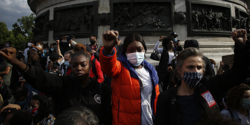 Una manifestazione contro il razzismo della polizia a Parigi il 9 giugno (AP Photo/Thibault Camus)