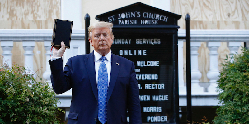Il presidente degli Stati Uniti Donald Trump davanti alla St. John's Church di Washington, il primo giugno 2020 (La Presse/AP Photo/Patrick Semansky)