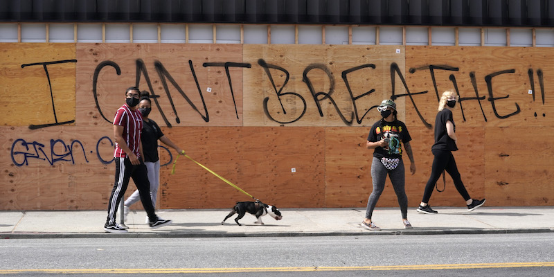 «Non riesco a respirare», la frase pronunciata da George Floyd durante l'arresto che ha portato alla sua morte, in una strada di Los Angeles, il 31 maggio 2020 (Warrick Page/Getty Images)