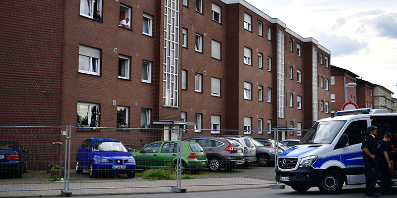 La polizia fuori da uno degli edifici utilizzati dall'azienda Tönnies per gli alloggi dei lavoratori, 
Gütersloh, 20 giugno 2020 (Alexander Koerner/Getty Images)