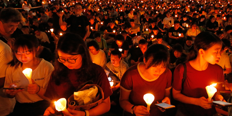 La folla radunata a Hong Kong per ricordare il trentesimo anniversario delle proteste di piazza Tienanmen, nel 2019. (AP Photo/Kin Cheung)