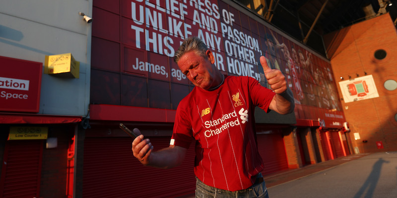 Un tifoso del Liverpool segue Chelsea-Manchester City ad Anfield Road (Jan Kruger/Getty Images)