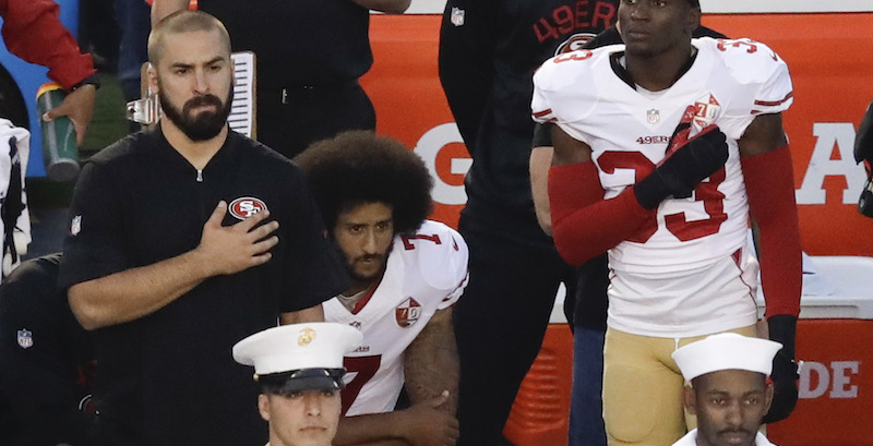 Colin Kaepernick dei San Francisco 49ers resta seduto durante l'inno americano per protestare contro il razzismo negli Stati Uniti, 1 settembre 2016
(AP Photo/Chris Carlson, File)