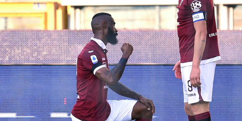 Nicolas Nkoulou del Torino si è inginocchiato per George Floyd dopo aver segnato al Parma