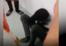 Il video di un poliziotto che costringe due migranti a picchiarsi ad Agrigento