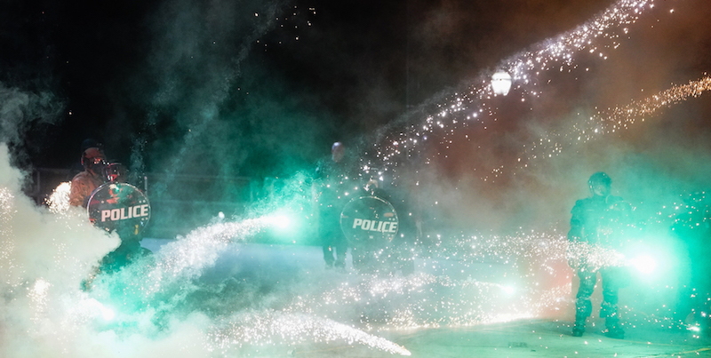 Fuochi d'artificio esplosi contro la polizia ad Atlanta, Georgia, 30 maggio 2020
(Elijah Nouvelage/Getty Images)