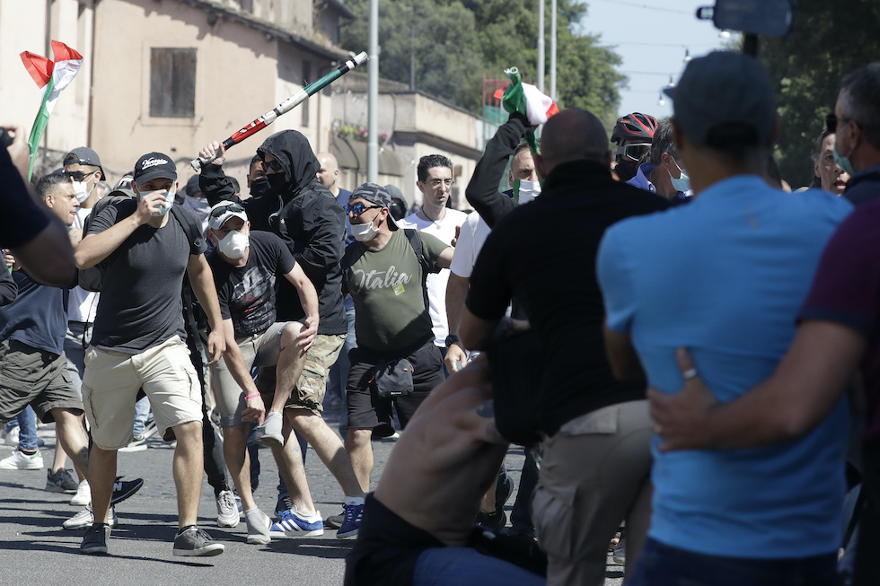 A Roma ci sono stati scontri tra polizia, ultras e ...