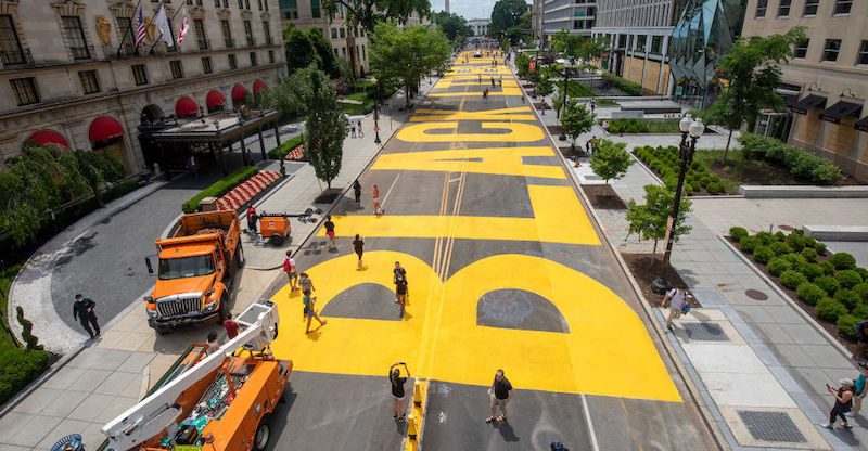 La grande scritta “Black Lives Matter” a Washington