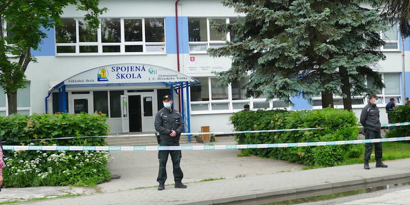 La polizia fuori dalla scuola di Vrutky, in Slovacchia, dove l'11 giugno 2020 un uomo ha accoltellato sei persone, uccidendone una (La Presse/Erika Durcova/TASR via AP)