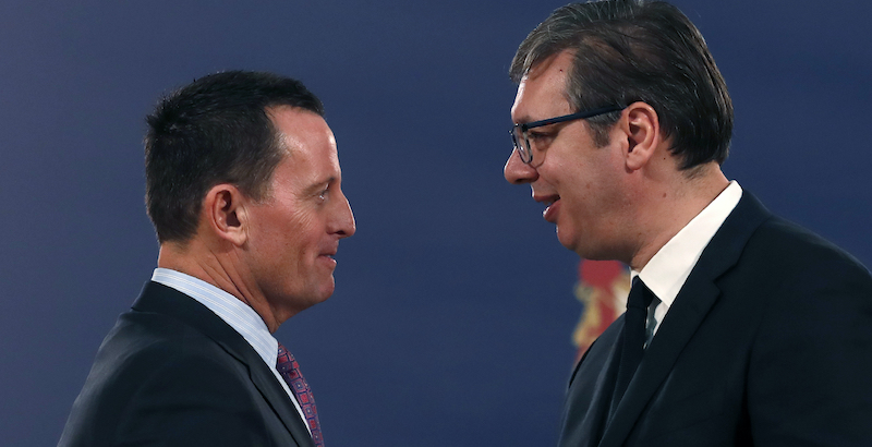Richard Grenell, a sinistra, e il presidente serbo Aleksandar Vučić (AP Photo/Darko Vojinovic)