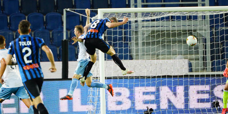 Il gol di Robin Gosens in Atalanta-Lazio (Giuseppe Zanardelli/LaPresse)