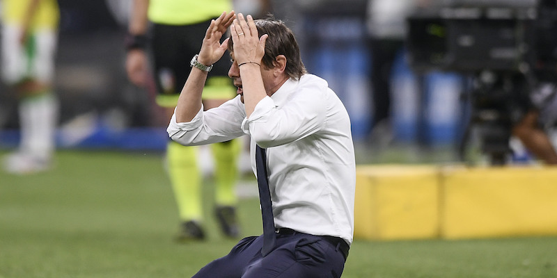 Antonio Conte dopo il gol sbagliato a porta vuota da Roberto Gagliardini (LaPresse/Fabio Ferrari)