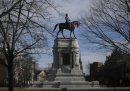 Il governatore della Virginia ha annunciato che la controversa statua del generale Lee a Richmond sarà rimossa