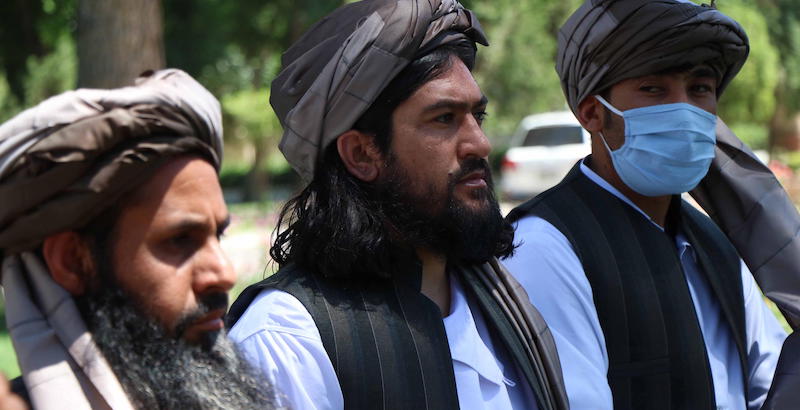 Talebani parte di uno scambio di prigionieri a Herat, in Afghanistan, il 26 maggio 2020 (EPA/JALIL REZAYEE)